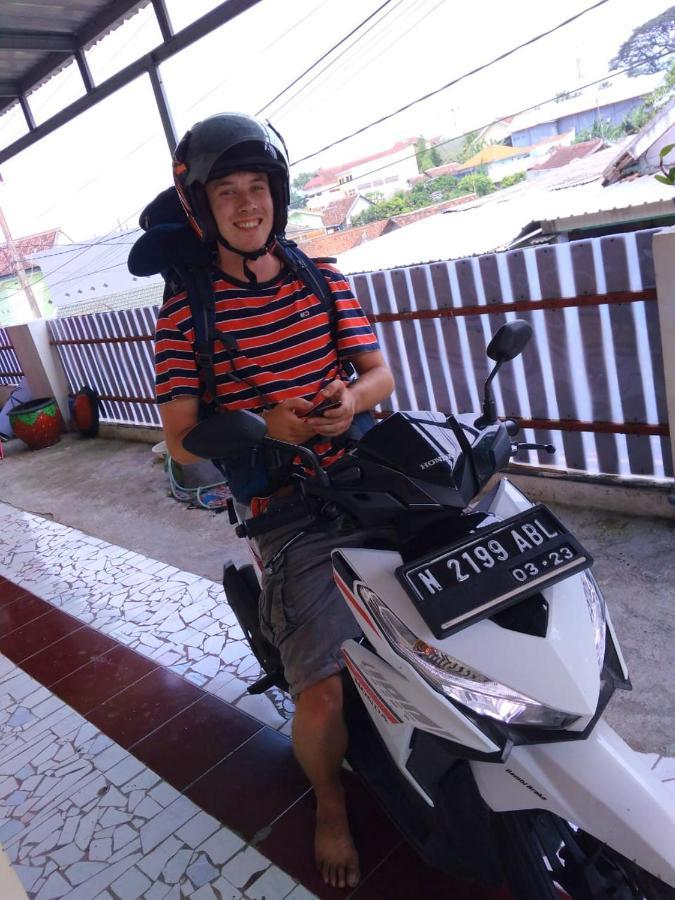 Griya Backpacker Pak Yon Malang Exterior photo